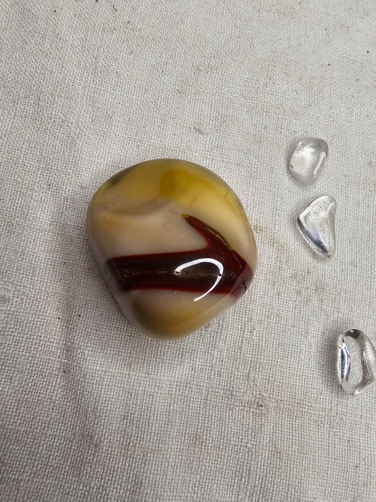 Mookait Trommelstein ca. 2–3 cm – intuitiv ausgewählt, naturbelassen & stärkend