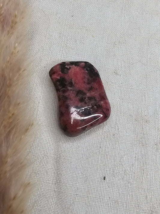 Rhodonit Trommelstein ca. 2 × 3 cm – intuitiv ausgewählt, naturbelassen & kraftvoll fürs Herz