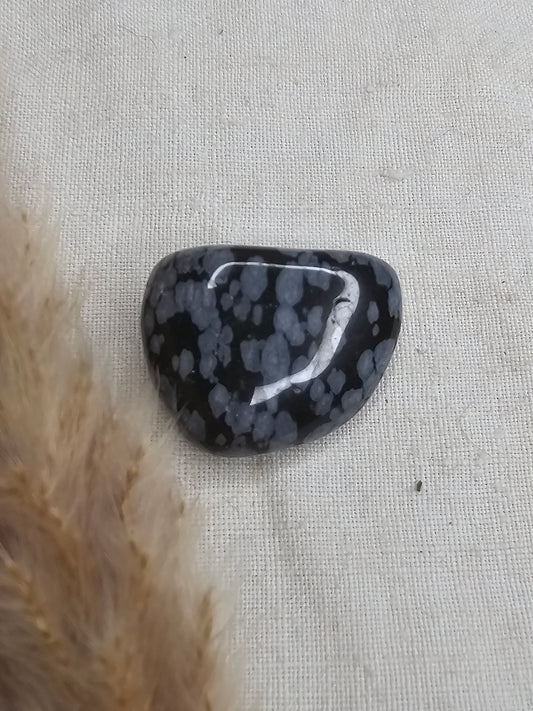 Schneeflockenobsidian Trommelstein ca. 2–3 cm – intuitiv ausgewählt, naturbelassen & schützend