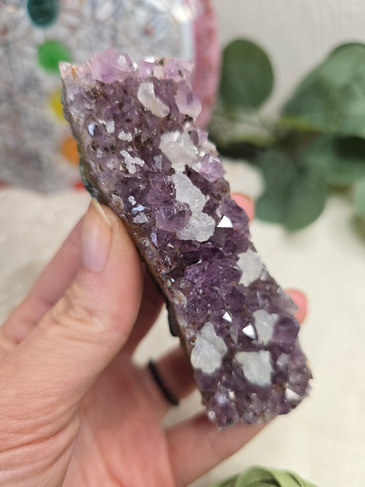 Amethyst Handstück mit Calcitkristallen – 139 g, Einzelstück