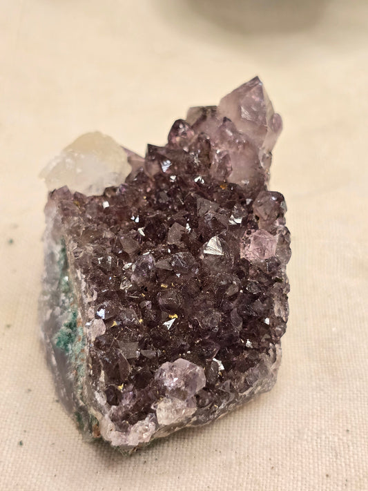 Amethyst Handstück mit Calcit – 68 g, Einzelstück