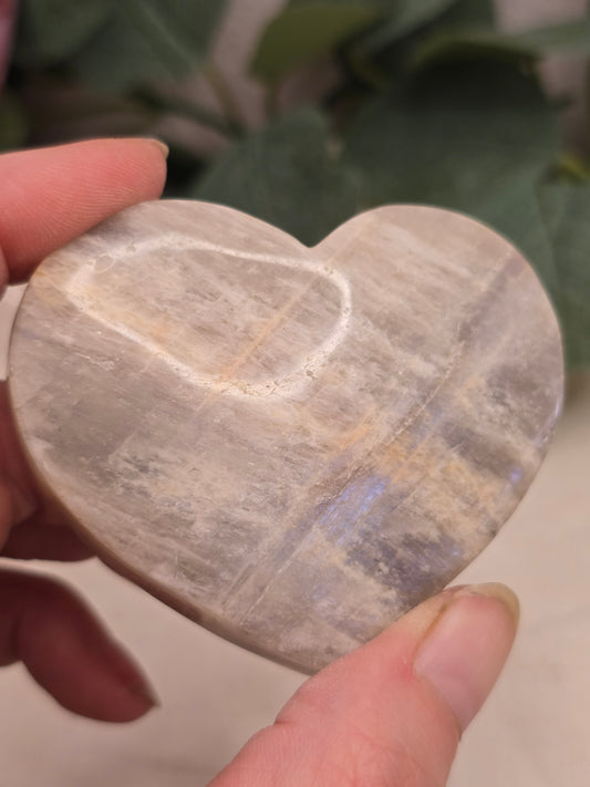 Mondstein-Herz (grauer Mondstein mit Flash) – ca. 6,5 cm breit, intuitive Auswahl