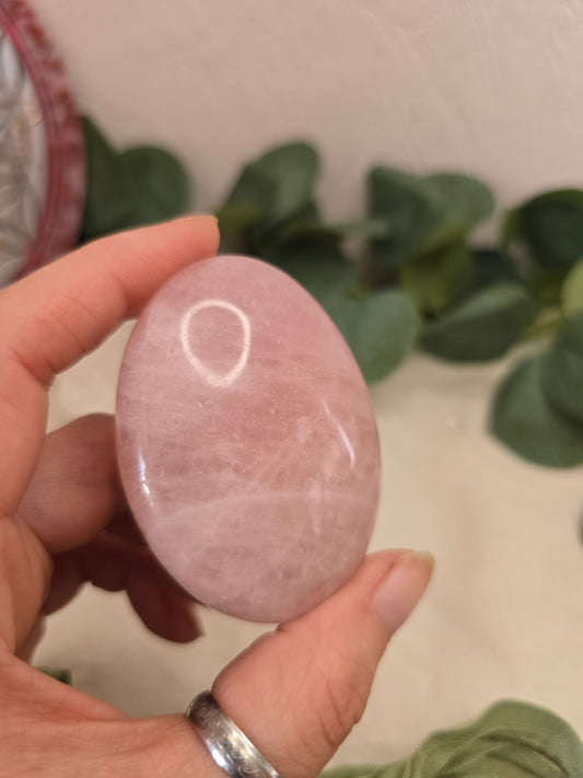 Rosenquarz Handstein – 102 g, glatt poliert