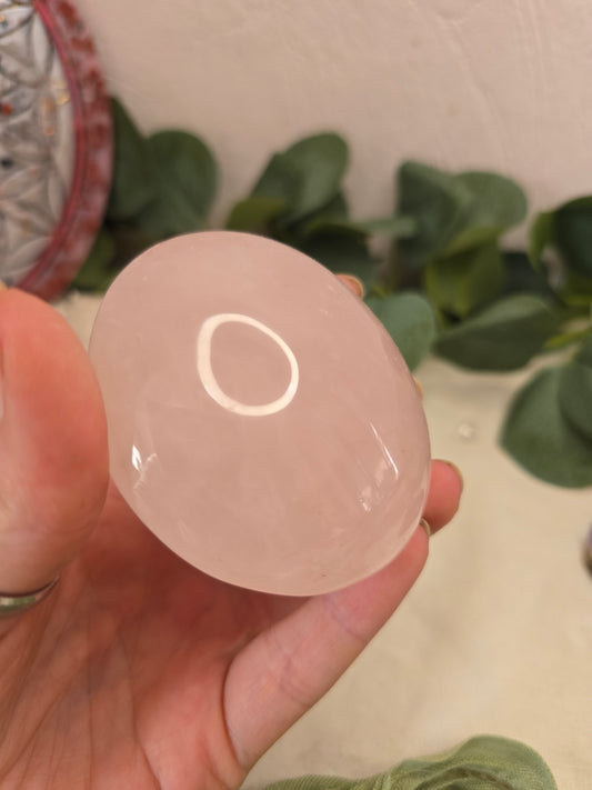 Rosenquarz Handstein – 175 g, glatt poliert