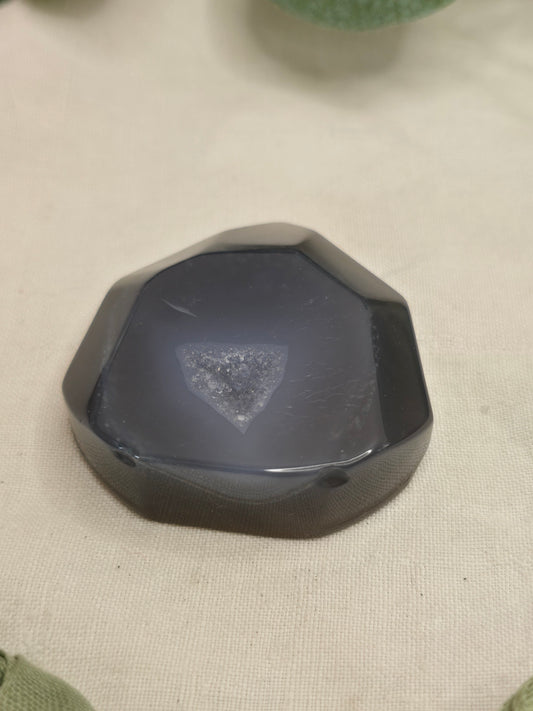 Achat Spitze – flach, dunkel, mit Druse, Einzelstück