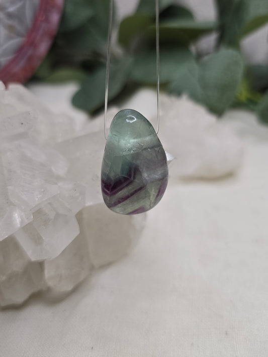Regenbogenfluorit – gebohrter Trommelstein