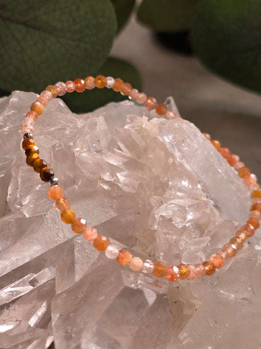 Edelsteinarmband Sonnenstein & Tigerauge – 3 mm facettiert | Einzelstück, Silber