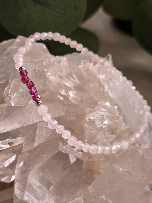 Edelsteinarmband Rosenquarz & Granat – 3 mm facettiert | Einzelstück, Silber