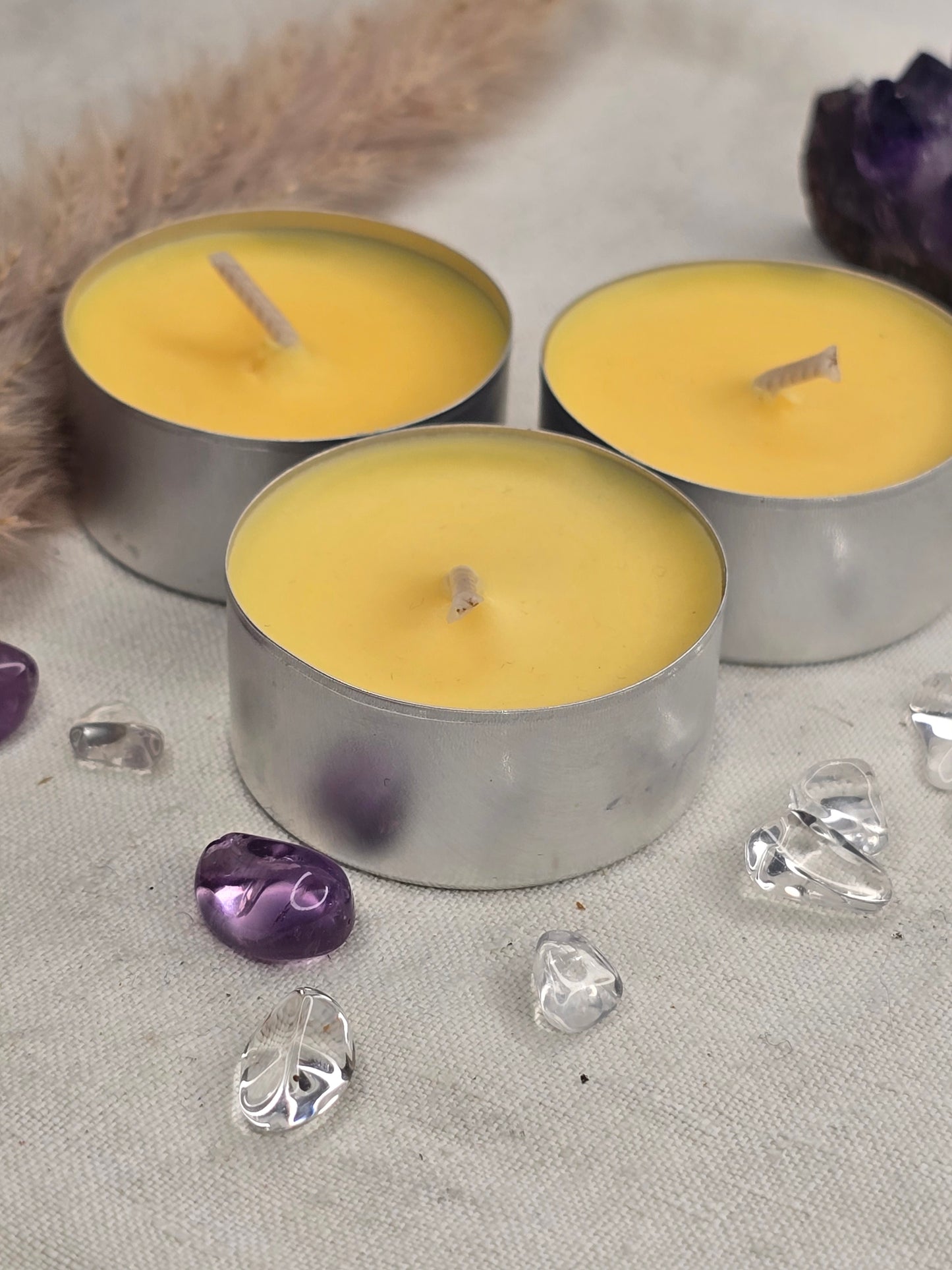 Bunte Teelichte für Rituale