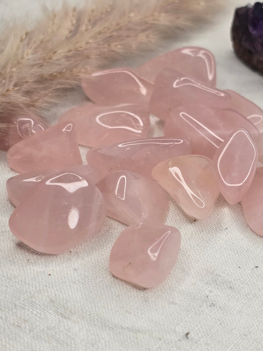 Rosenquarz Trommelstein ca. 1–2 cm – intuitiv ausgewählt, naturbelassen & sanft fürs Herz