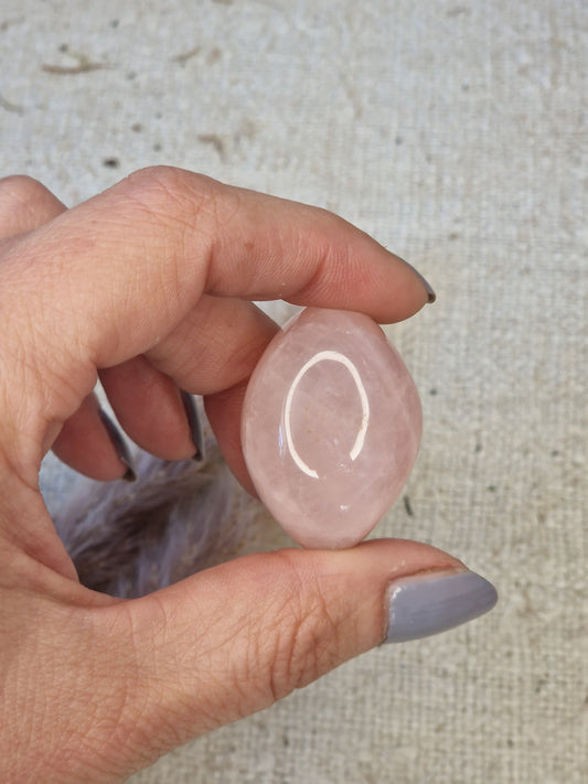 Rosenquarz Trommelstein ca. 2 × 3 cm – naturbelassen, intuitiv ausgewählt & sanft fürs Herz