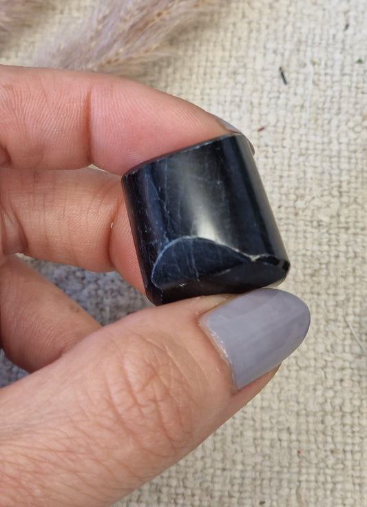 Schwarzer Turmalin ca. 2 × 1,5 cm – Handschliff, naturbelassen & intuitiv ausgewählt