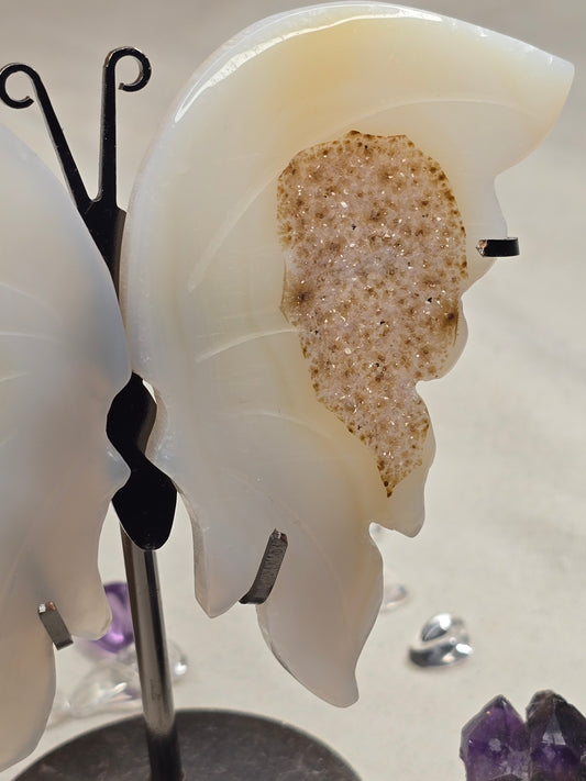 Achat-Schmetterling mit sichtbarer Naturdruse im Flügel – ca. 8 cm Spannweite, auf Ständer ca. 12 cm – Symbol für Transformation & tiefe Ruhe