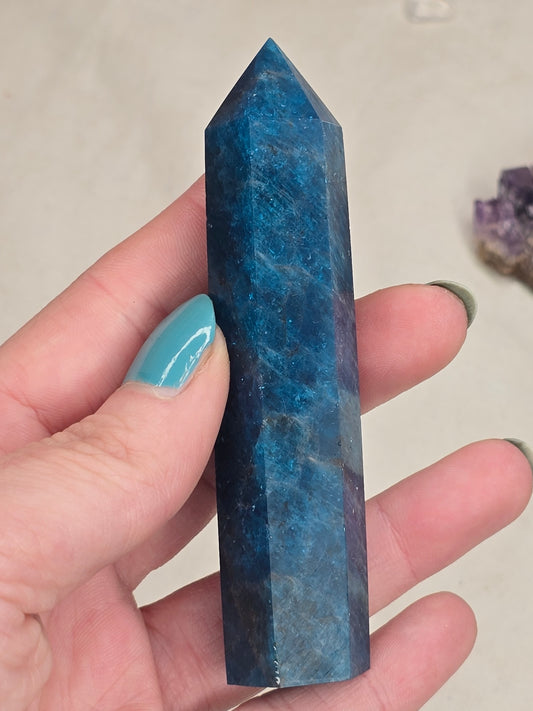 Blauer Apatit-Turm mit kräftiger Farbe und schöner Struktur – ca. 8–10 cm hoch, intuitiv ausgewählt, ideal für Klarheit & spirituelle Energiearbeit
