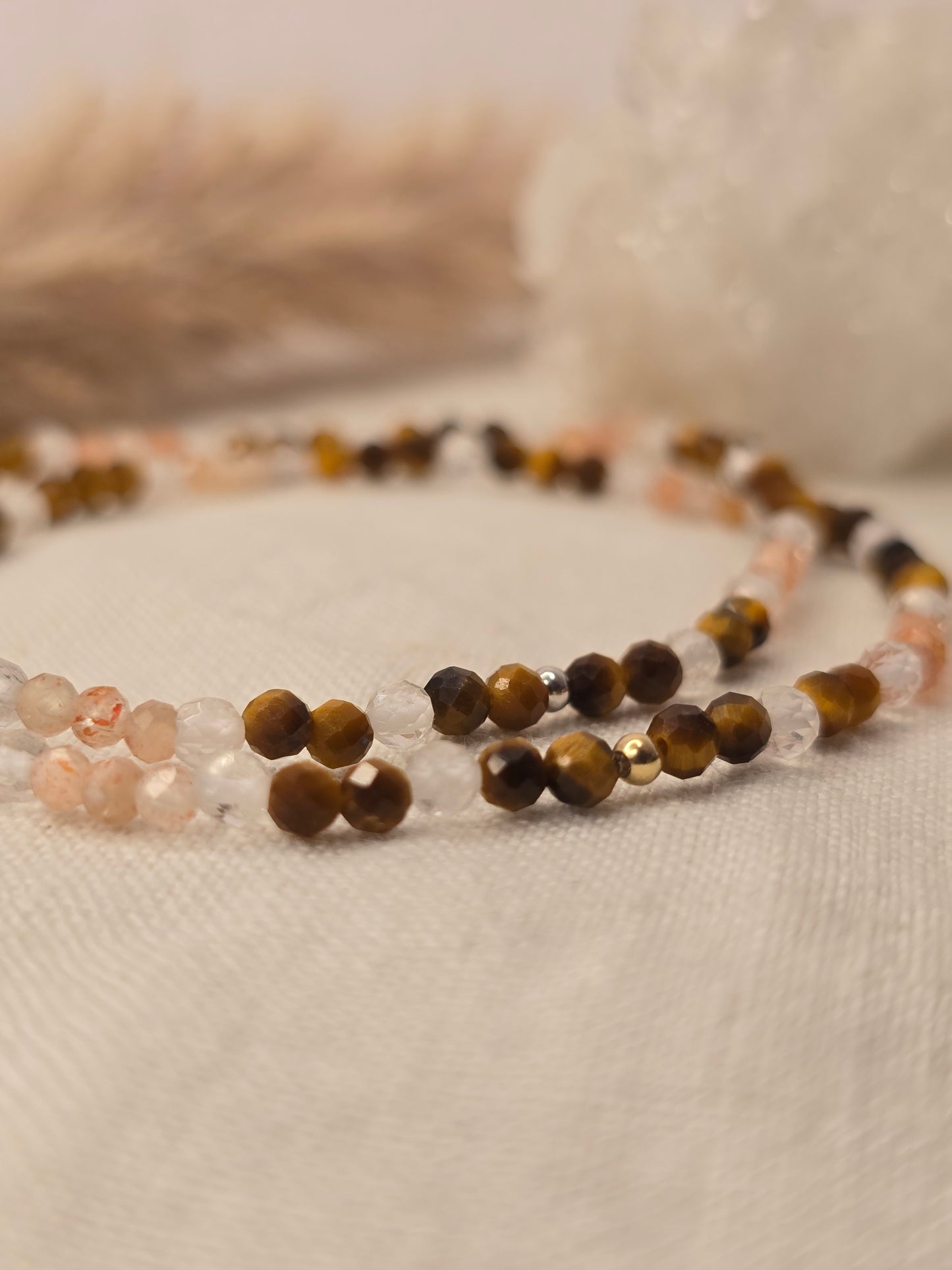 Themenarmband „Goldene Erde“ mit Tigerauge, Sonnenstein und Bergkristall, elastisch gefädelt mit Silber- oder Goldelementen