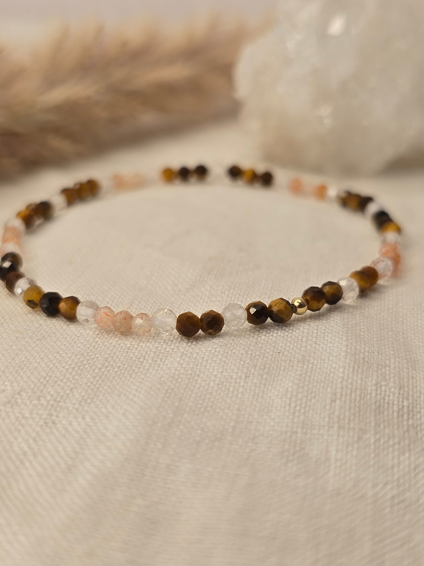 Themenarmband „Goldene Erde“ mit Tigerauge, Sonnenstein und Bergkristall, elastisch gefädelt mit Silber- oder Goldelementen