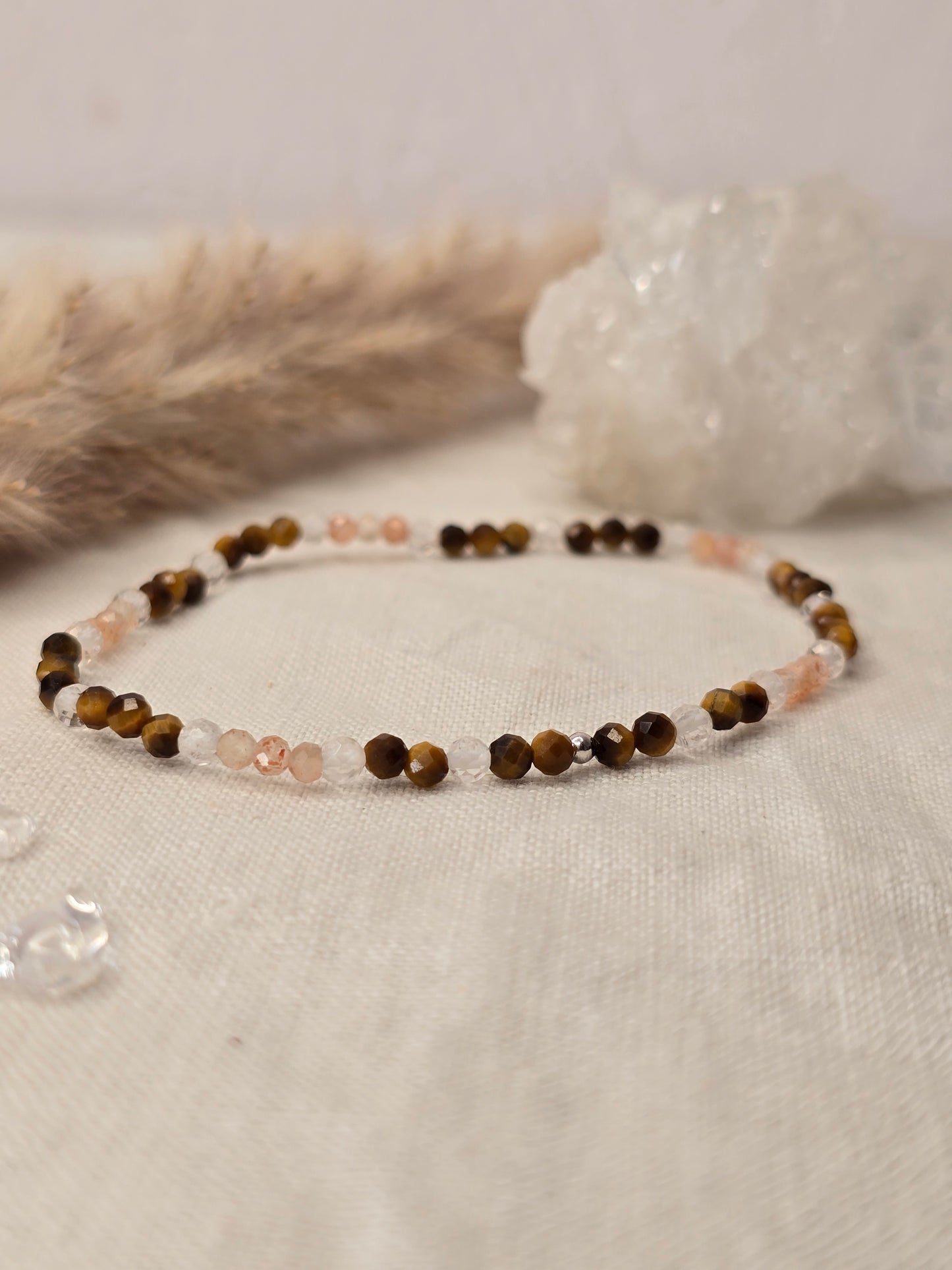 Themenarmband „Goldene Erde“ mit Tigerauge, Sonnenstein und Bergkristall, elastisch gefädelt mit Silber- oder Goldelementen