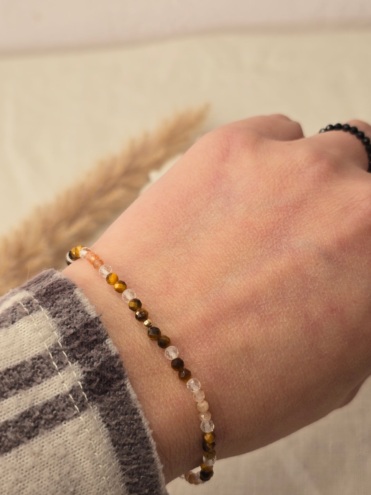 Themenarmband „Goldene Erde“ mit Tigerauge, Sonnenstein und Bergkristall, elastisch gefädelt mit Silber- oder Goldelementen
