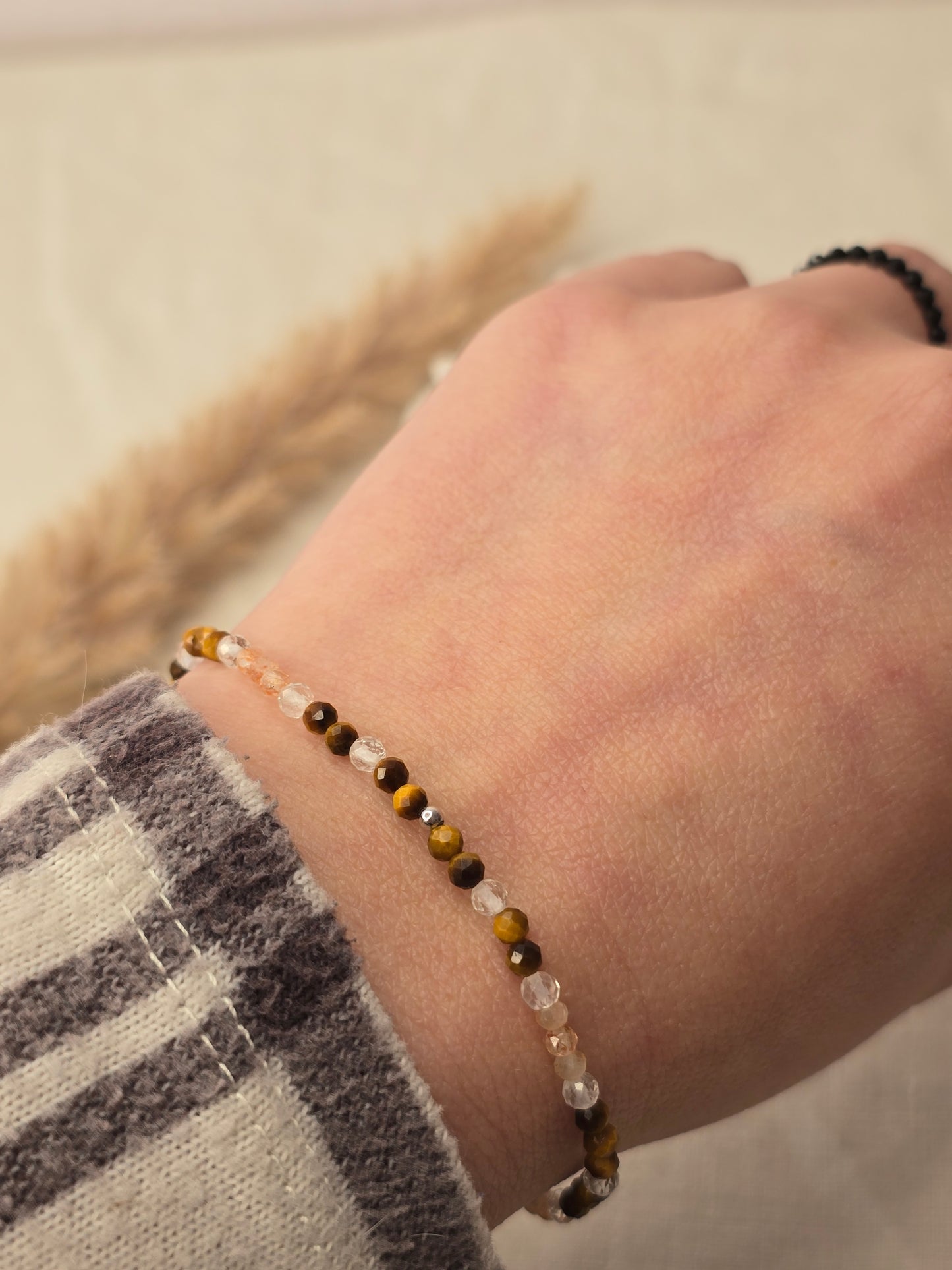 Themenarmband „Goldene Erde“ mit Tigerauge, Sonnenstein und Bergkristall, elastisch gefädelt mit Silber- oder Goldelementen