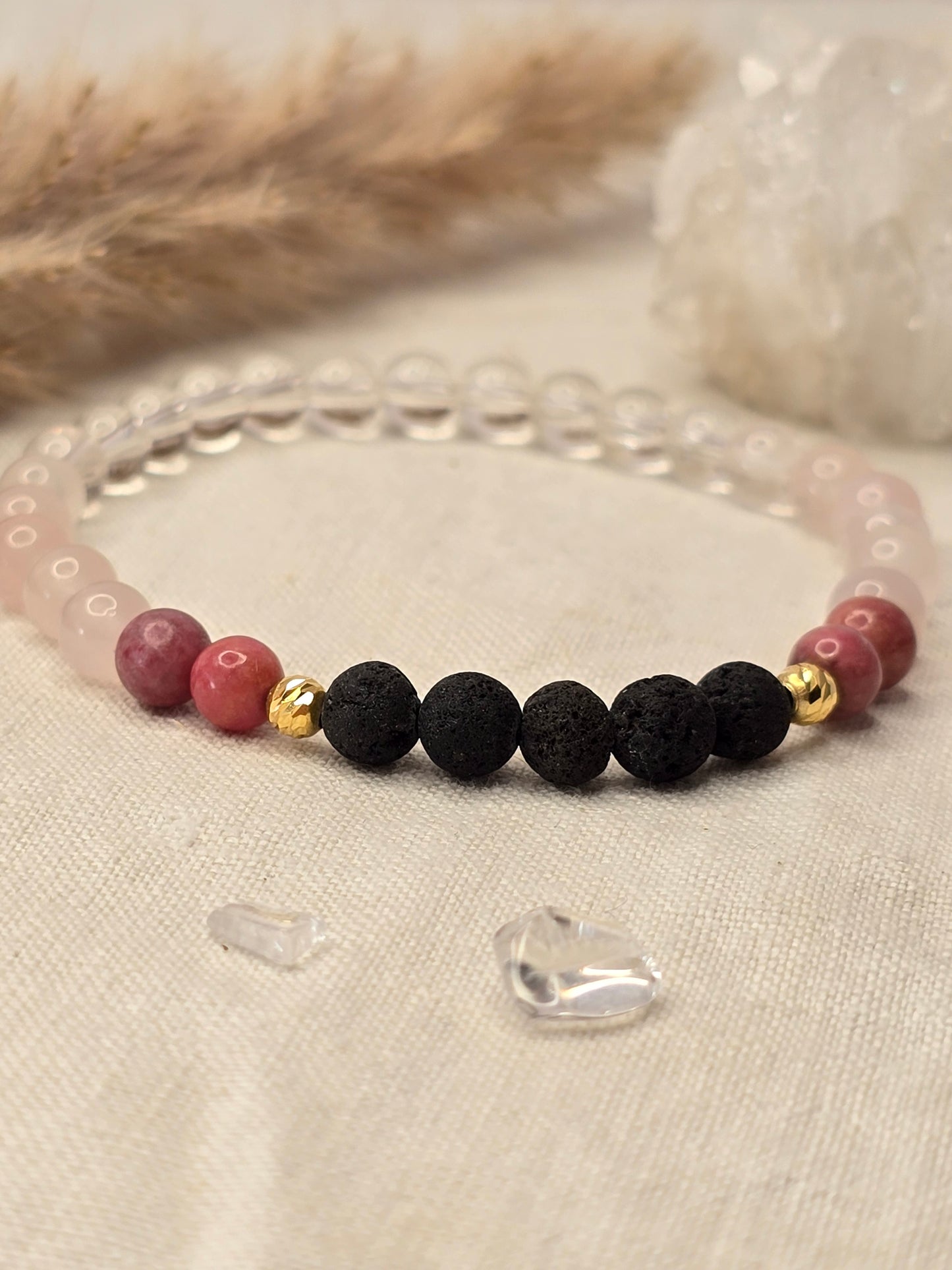 Aromaarmband „Mitgefühl & Heilung“ mit Rhodonit, Rosenquarz, Rauchquarz und Lavaperle, auf Gummiband mit Silber- oder Goldelementen