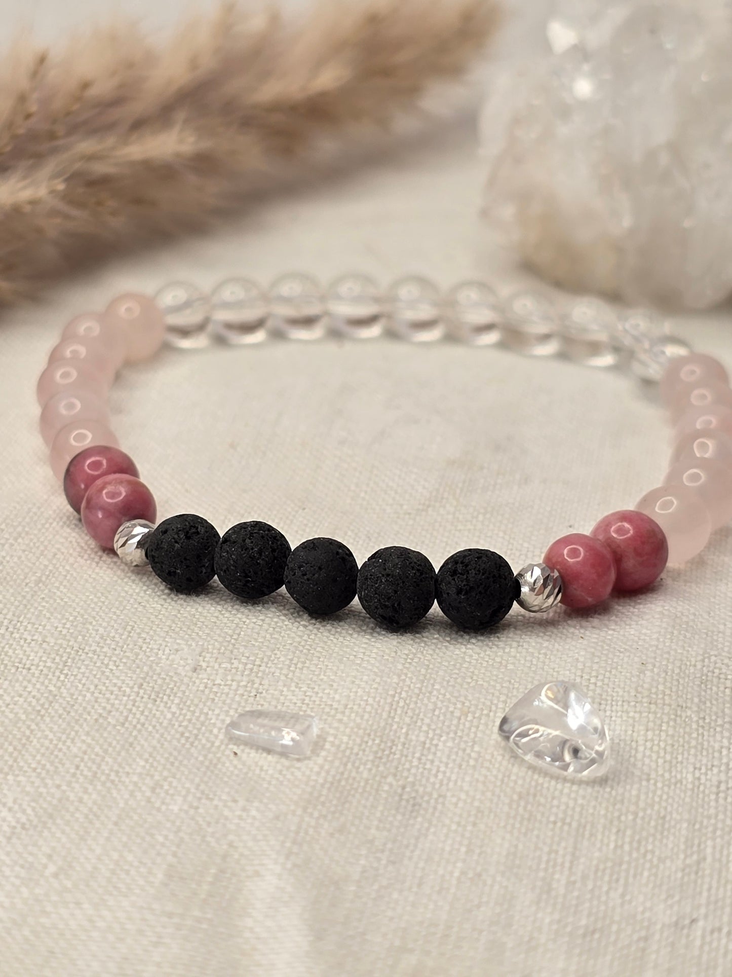 Aromaarmband „Mitgefühl & Heilung“ mit Rhodonit, Rosenquarz, Rauchquarz und Lavaperle, auf Gummiband mit Silber- oder Goldelementen
