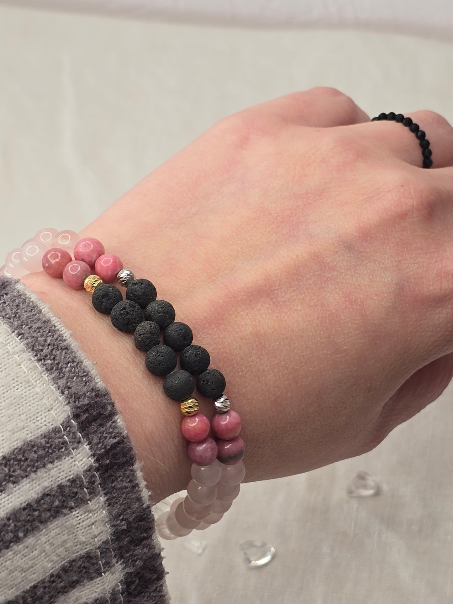 Aromaarmband „Mitgefühl & Heilung“ mit Rhodonit, Rosenquarz, Rauchquarz und Lavaperle, auf Gummiband mit Silber- oder Goldelementen