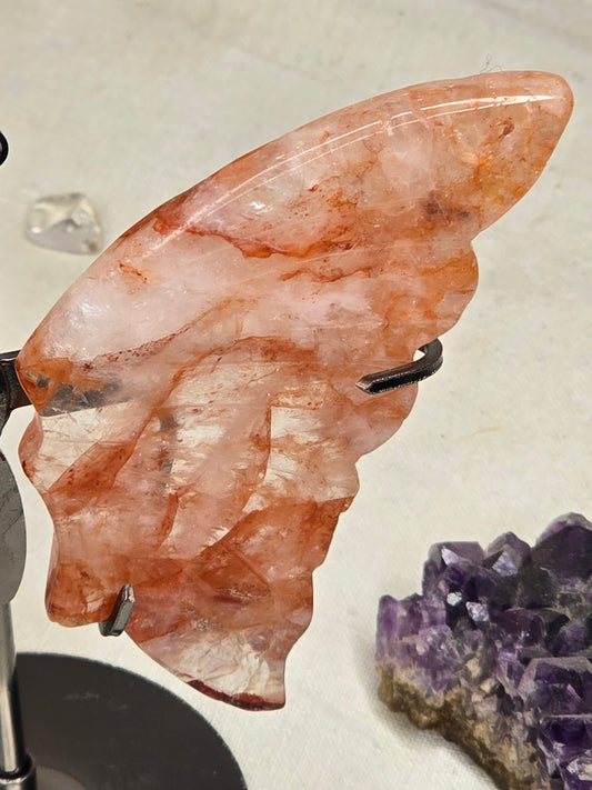 Jeder Feuerquarz-Schmetterling ist ein Unikat mit individueller Maserung – ca. 8 cm Flügelspannweite, mit Ständer ca. 12 cm hoch – kraftvoll & dekorativ