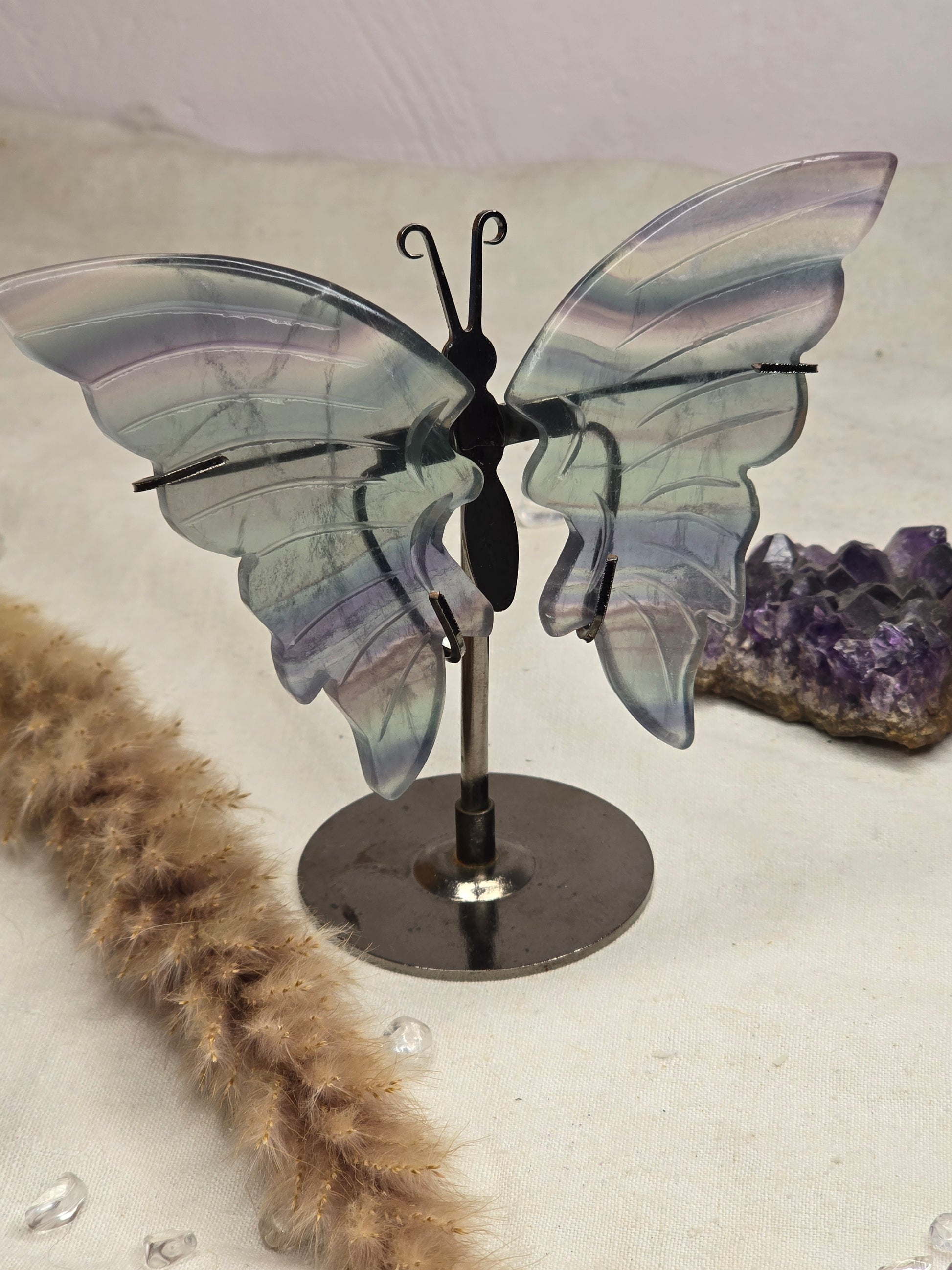 Fluorit-Schmetterling mit einzigartiger Farbgebung in Grün und Lila – ca. 8 cm Flügelspannweite, ca. 12 cm hoch mit Ständer – Symbol für Klarheit & Wandel