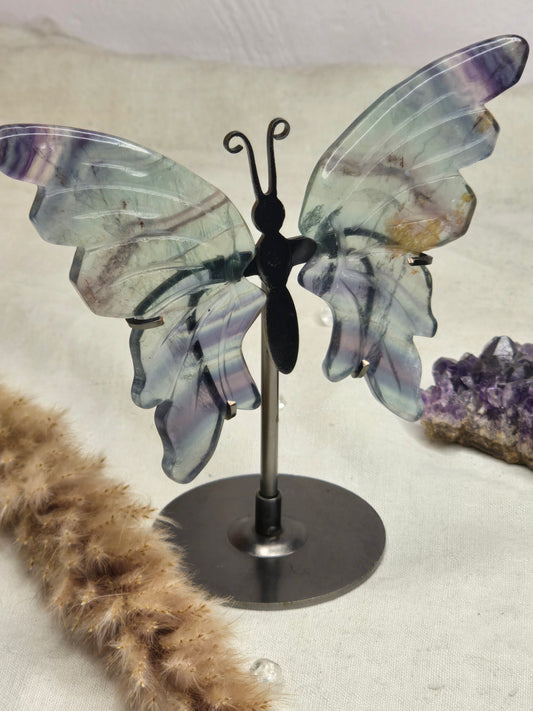 Fluorit-Schmetterling mit einzigartiger Farbgebung in Grün und Lila – ca. 8 cm Flügelspannweite, ca. 12 cm hoch mit Ständer – Symbol für Klarheit & Wandel