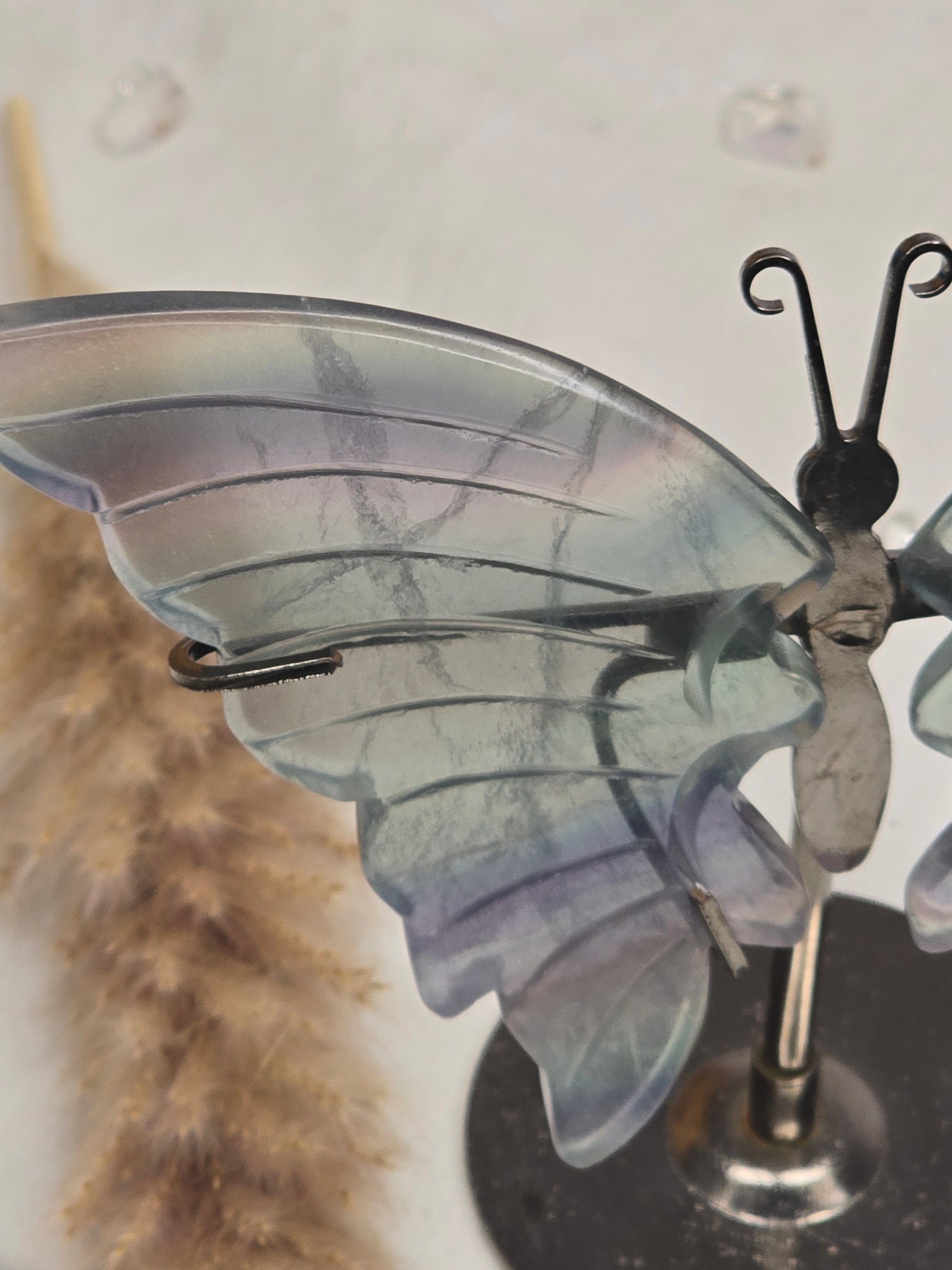 Fluorit-Schmetterling mit einzigartiger Farbgebung in Grün und Lila – ca. 8 cm Flügelspannweite, ca. 12 cm hoch mit Ständer – Symbol für Klarheit & Wandel