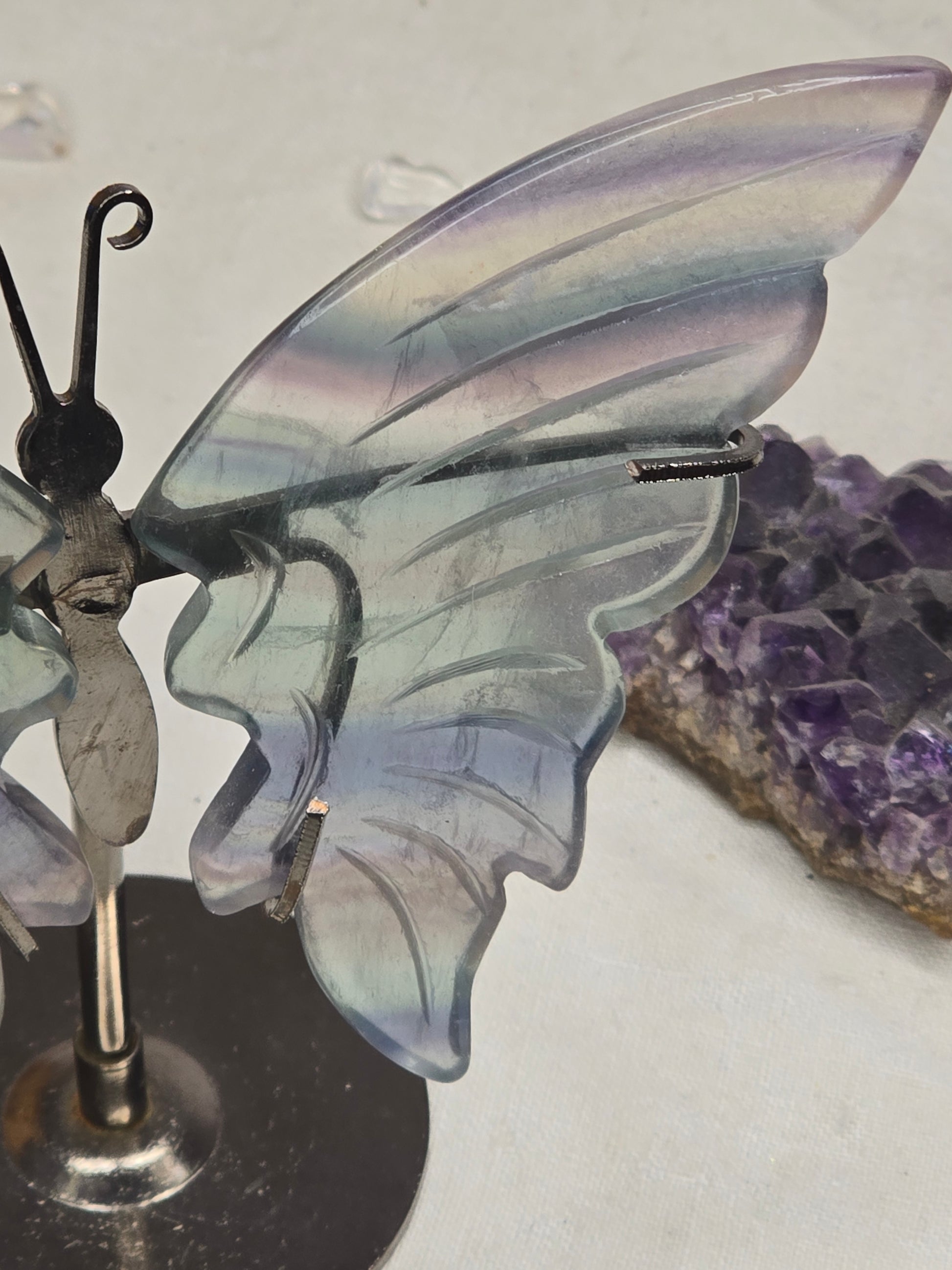 Fluorit-Schmetterling mit einzigartiger Farbgebung in Grün und Lila – ca. 8 cm Flügelspannweite, ca. 12 cm hoch mit Ständer – Symbol für Klarheit & Wandel