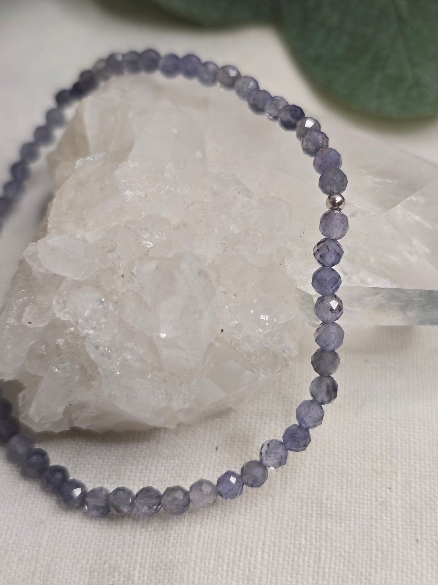Armband Iolith – facettierte 3 mm Perlen mit 925er Silber