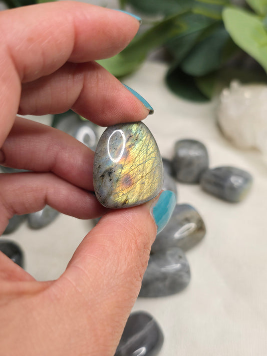 Labradorit Trommelstein – mit einzigartigem Farbflash