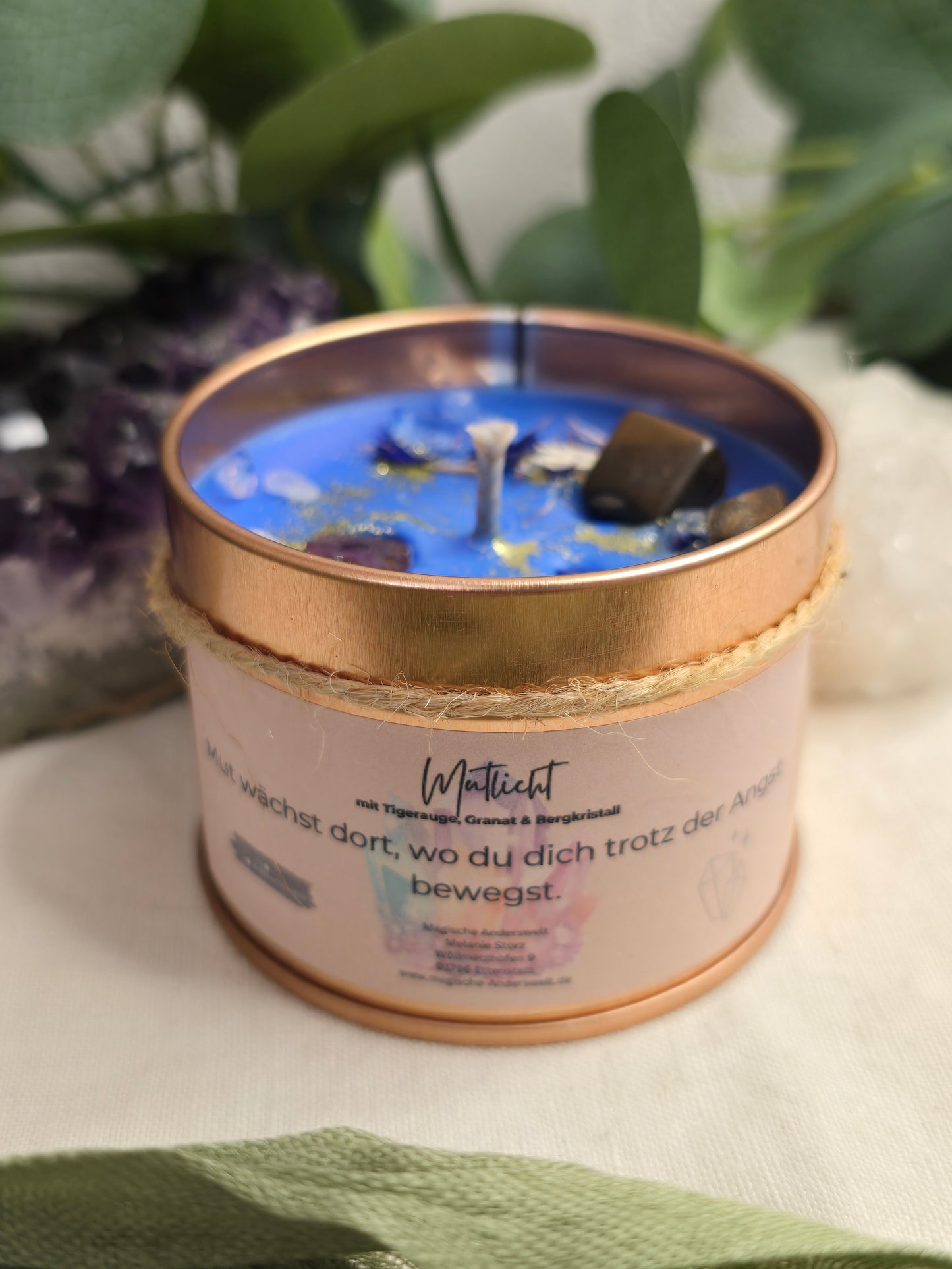 Behälterkerze „Mutlicht“ mit Tigerauge, Granat & Bergkristall