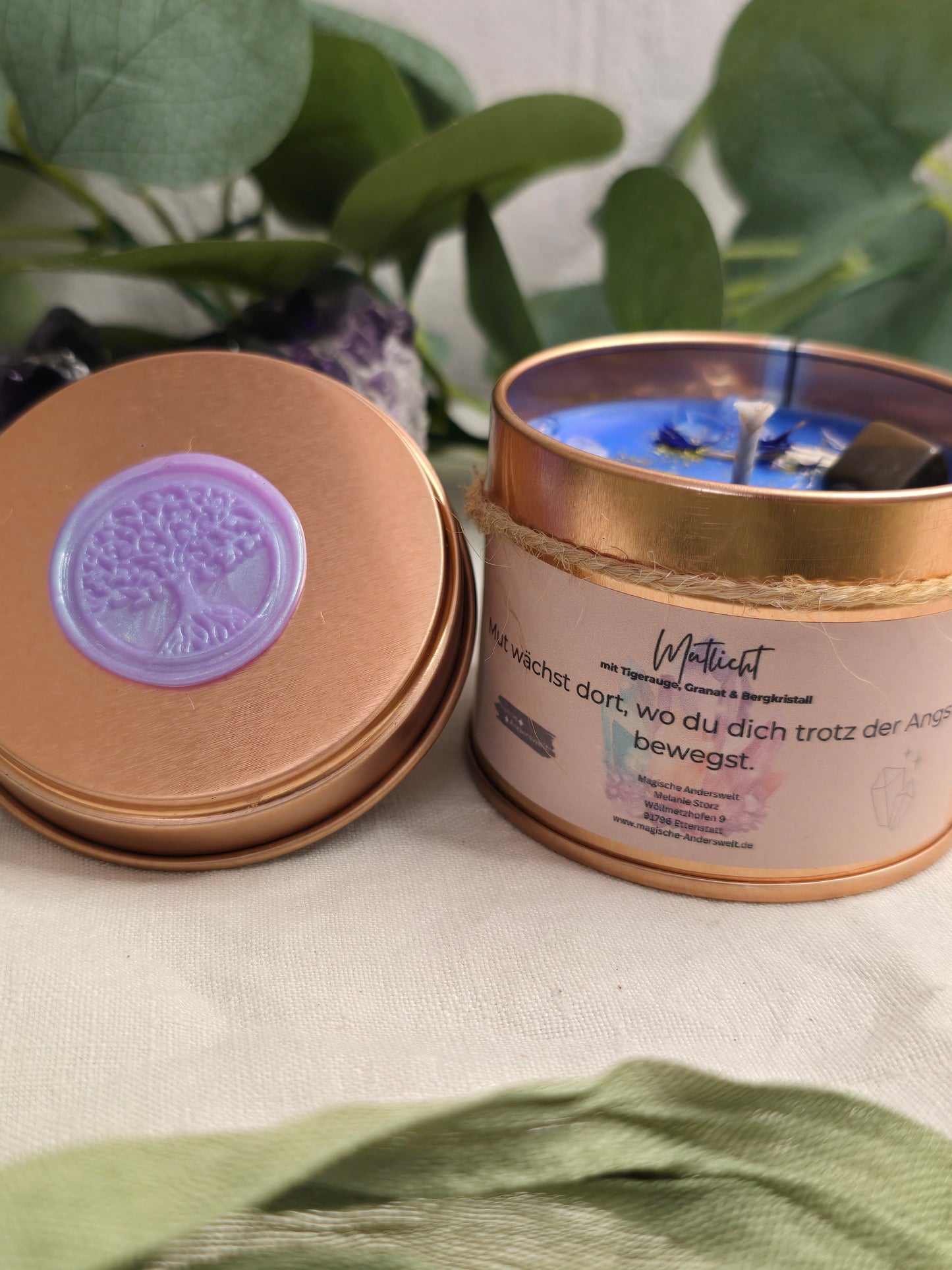 Behälterkerze „Mutlicht“ mit Tigerauge, Granat & Bergkristall