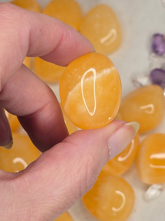 Orangencalcit Trommelstein ca. 2–3 cm – intuitiv ausgewählt, naturbelassen & voller Lebensfreude