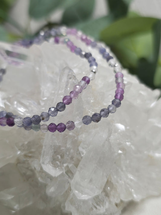 Themenarmband „Klarheit“ – Fluorit, Iolith & Bergkristall (3 mm facettiert, handgefertigt, XS–XL)