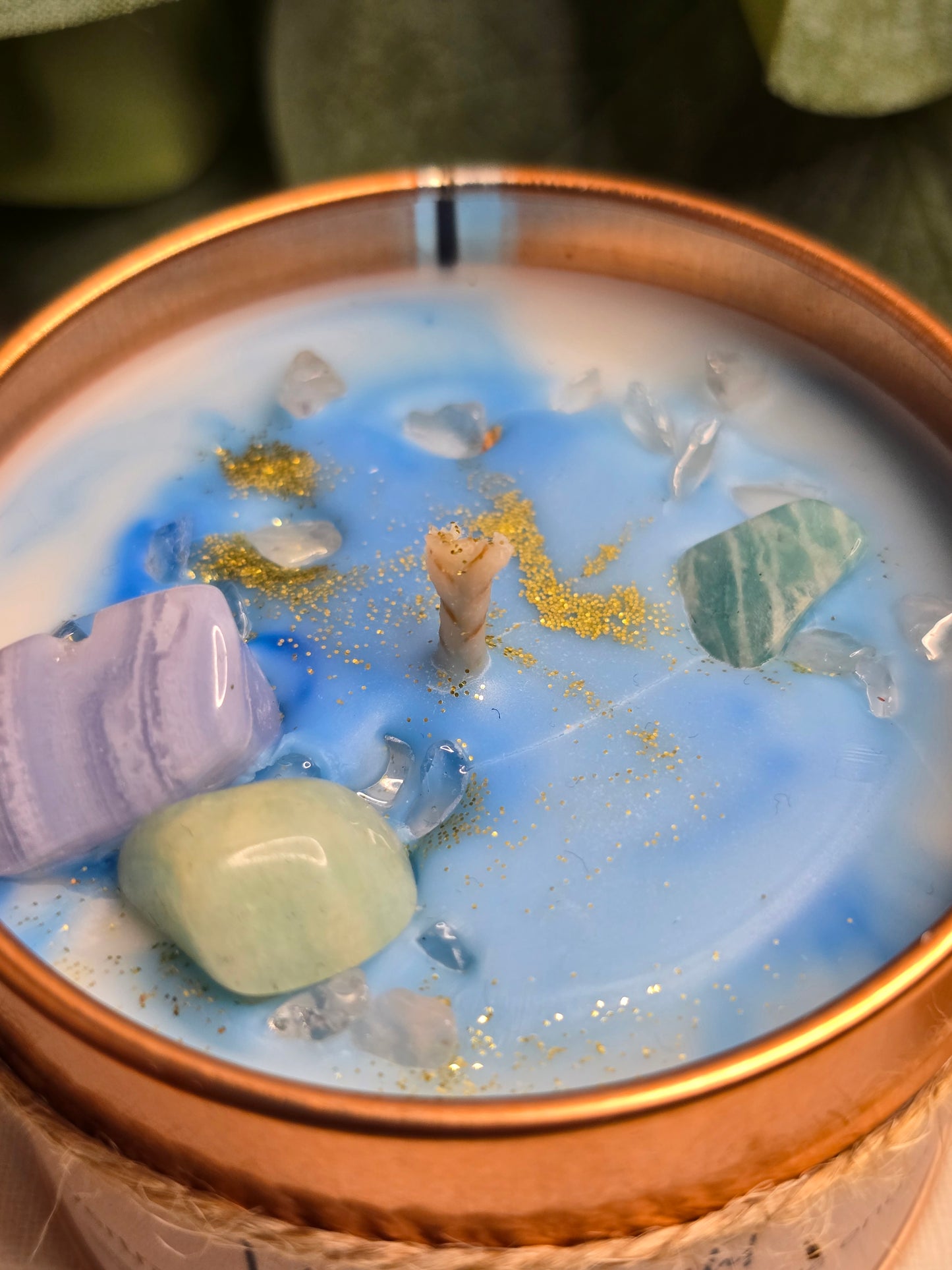 Behälterkerze „Vertrauenslicht“ mit Amazonit, Chalcedon & Bergkristall