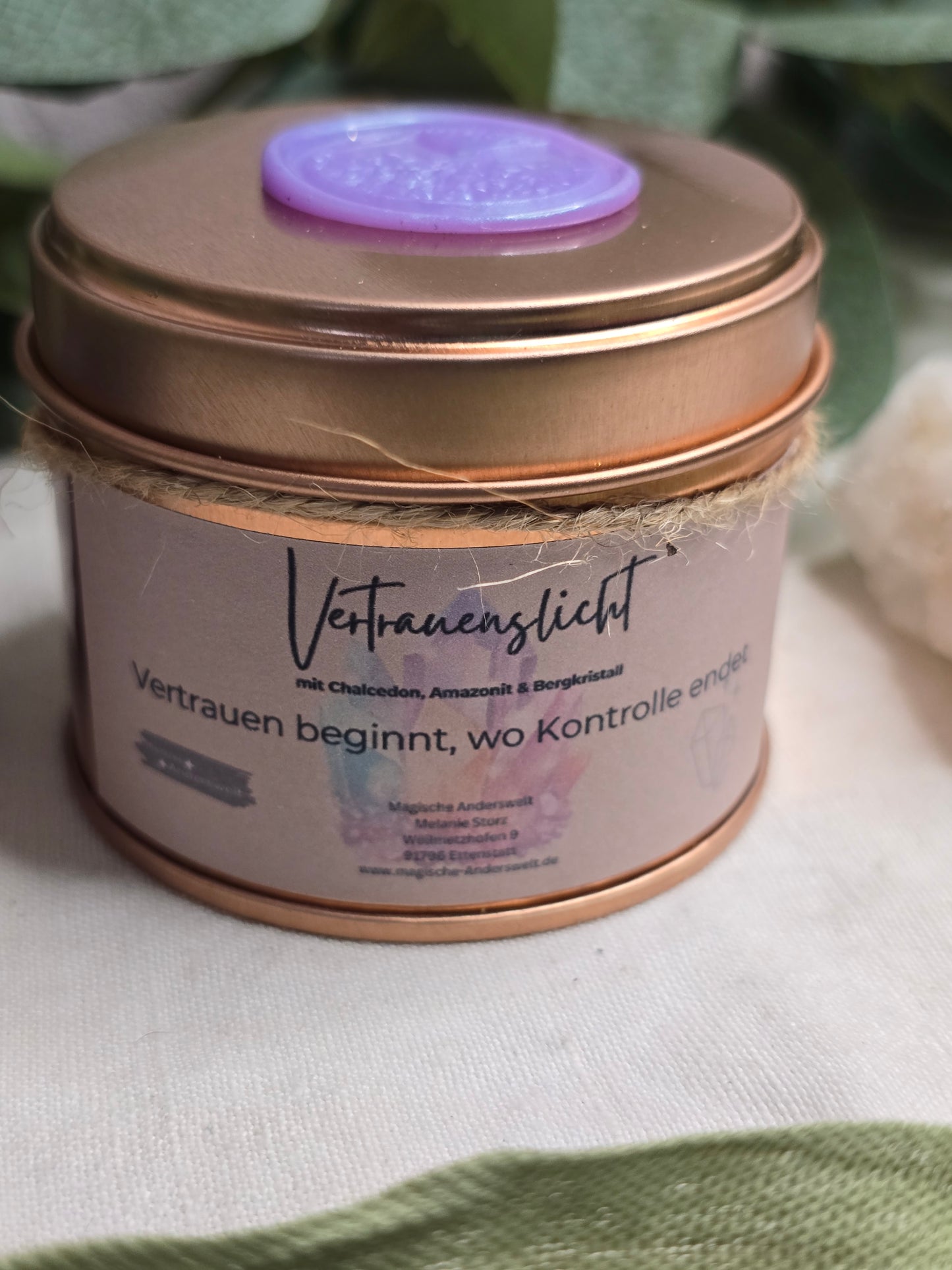Behälterkerze „Vertrauenslicht“ mit Amazonit, Chalcedon & Bergkristall