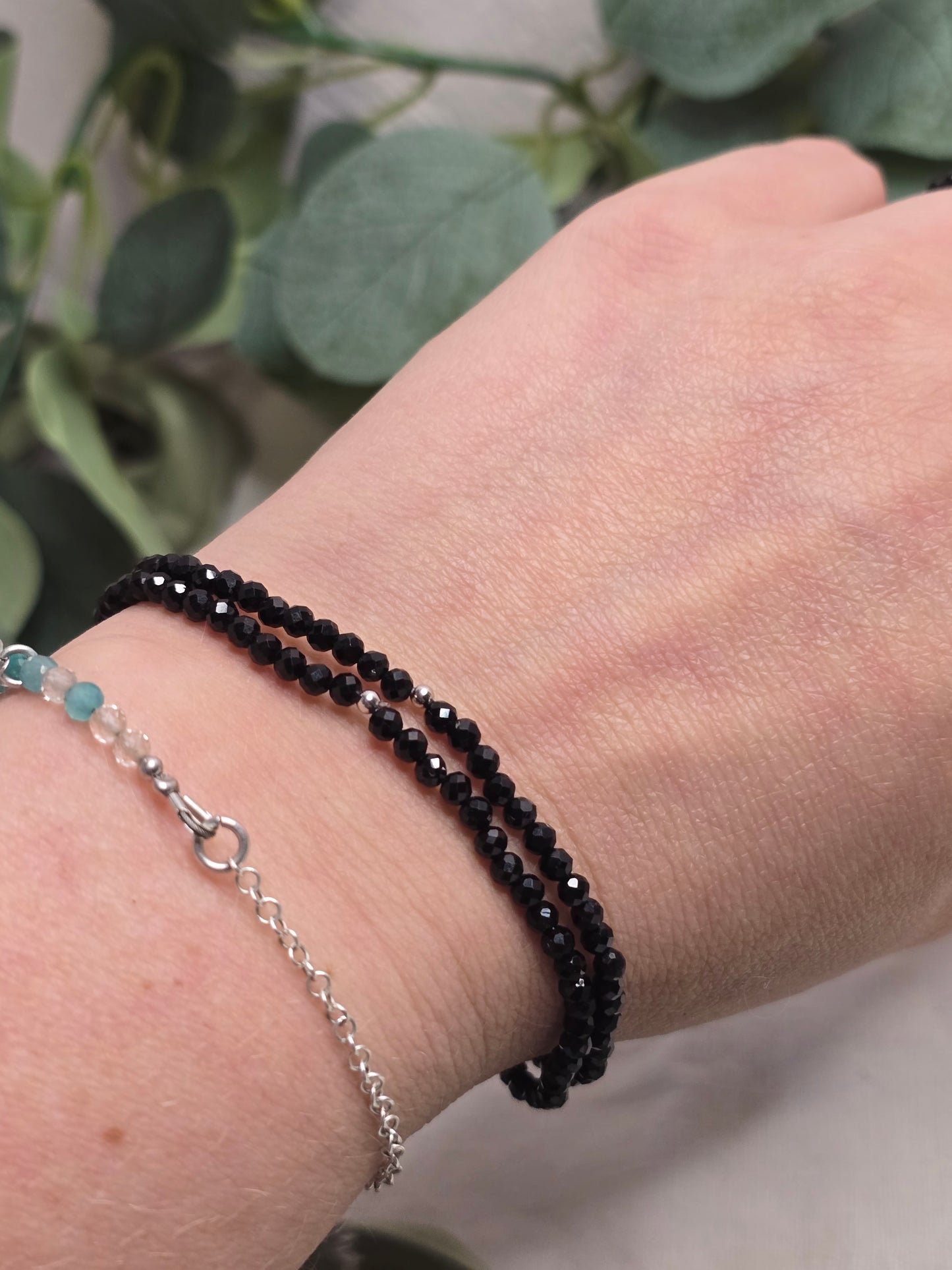Armband Schwarzer Turmalin – facettierte 3 mm Perlen mit 925er Silber