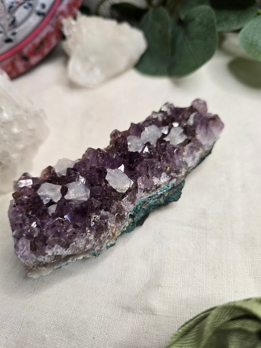 Amethyst Handstück mit Calcitkristallen – 139 g, Einzelstück