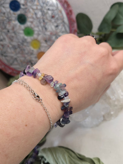 Regenbogenfluorit Splitterarmband – ca. 17 cm auf Elastikband