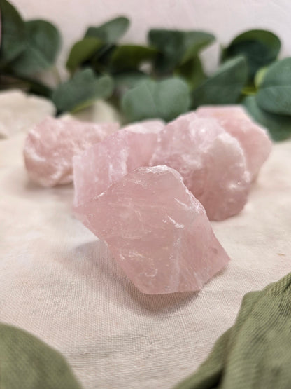 Rosenquarz Wassersteine – 30–50 g, natürliche Rohstücke, teilweise scharfkantig