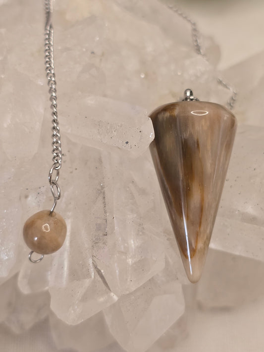 Pendel aus versteinertem Holz – mit Kugel & Edelstahlkette