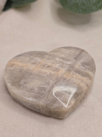 Mondstein-Herz (grauer Mondstein mit Flash) – ca. 6,5 cm breit, intuitive Auswahl