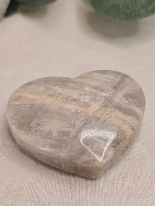 Mondstein-Herz (grauer Mondstein mit Flash) – ca. 6,5 cm breit, intuitive Auswahl
