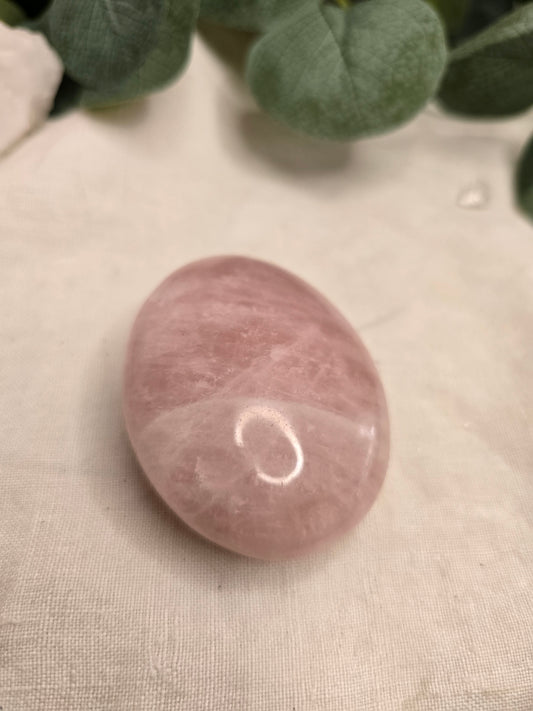 Rosenquarz Handstein – 102 g, glatt poliert
