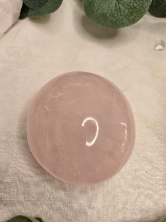 Rosenquarz Handstein – 175 g, glatt poliert