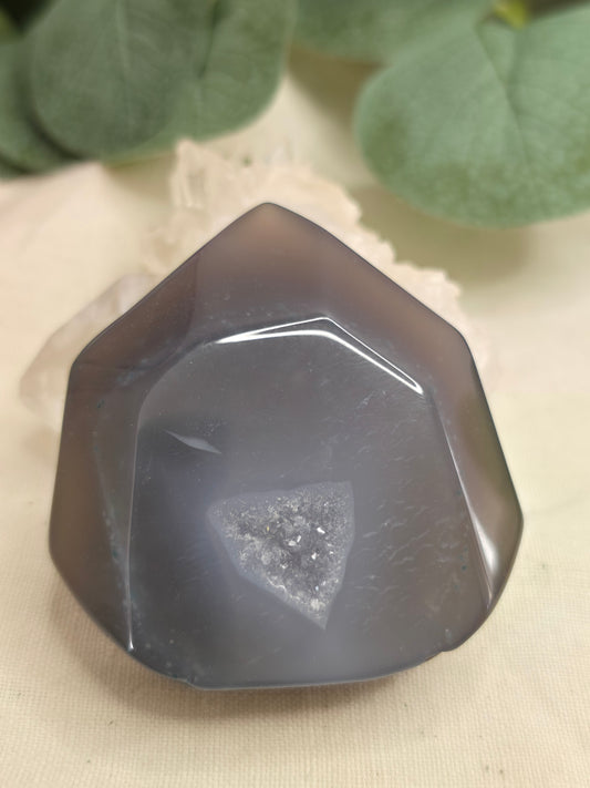 Achat Spitze – flach, dunkel, mit Druse, Einzelstück