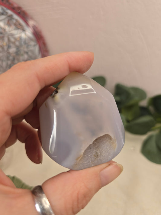 Achat Spitze – flach, hellgrau, mit Druse, Einzelstück